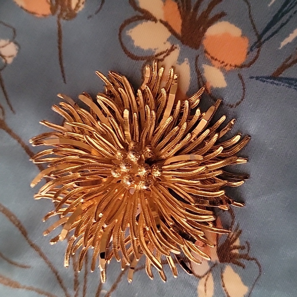 Coro 1960's gold sun burst tiered brooch